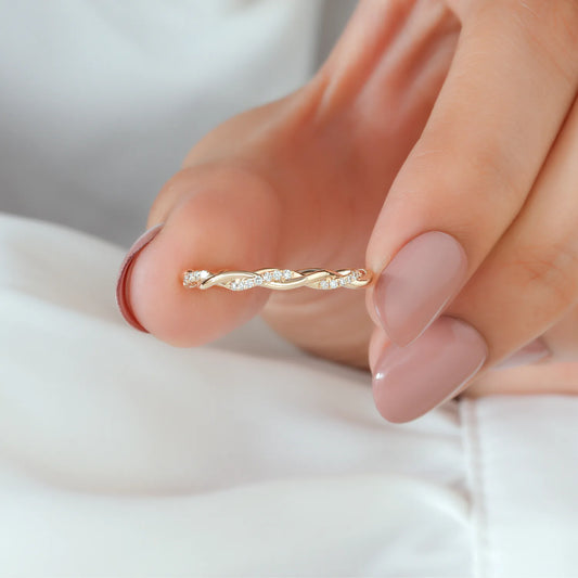 Round Lab Grown Diamond Twisted Infinity Vine Band